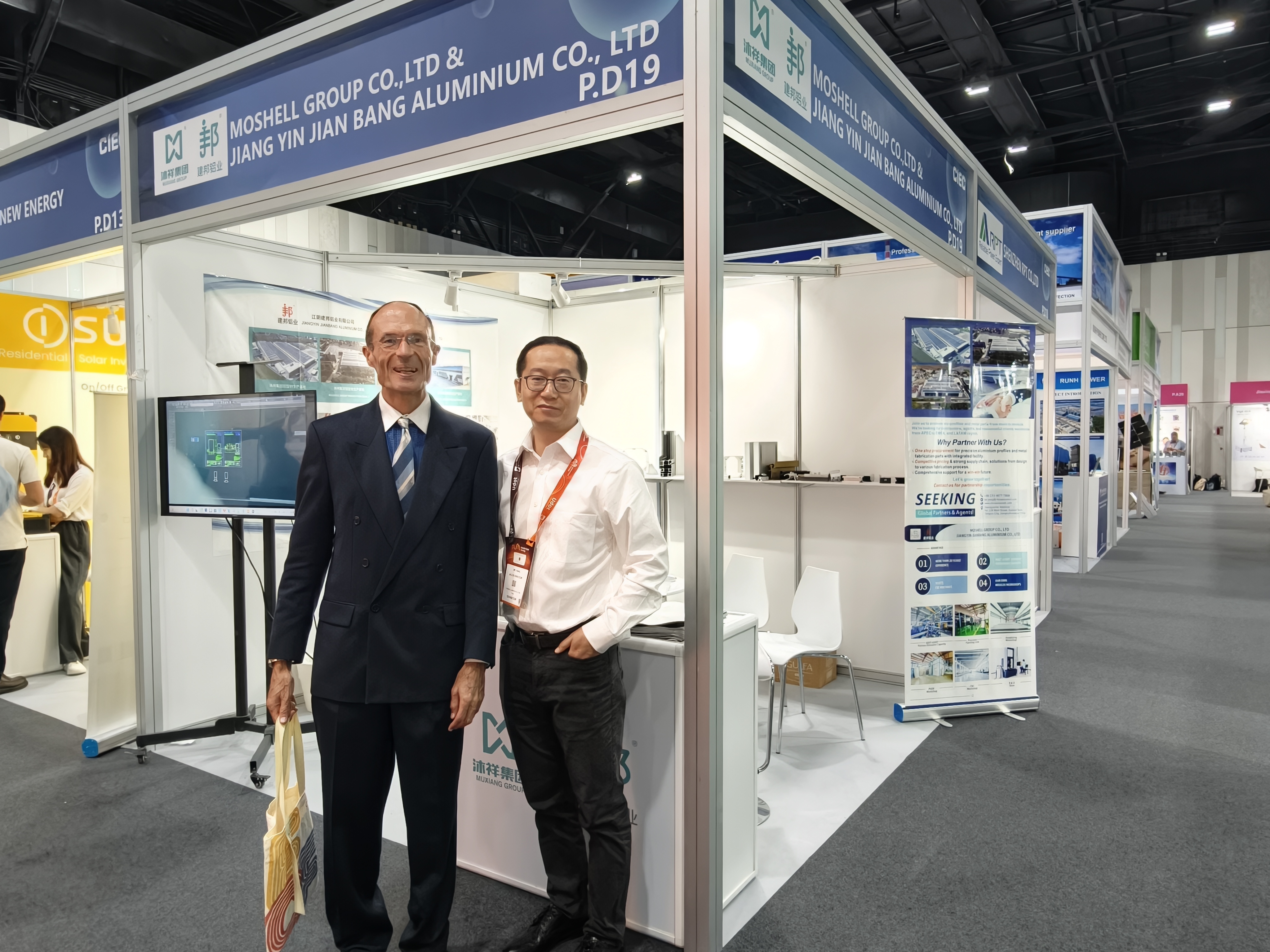 Muxiang Group Showcases nova Energy-salvis Aluminium Profiles at Dubai Energy Exhibition